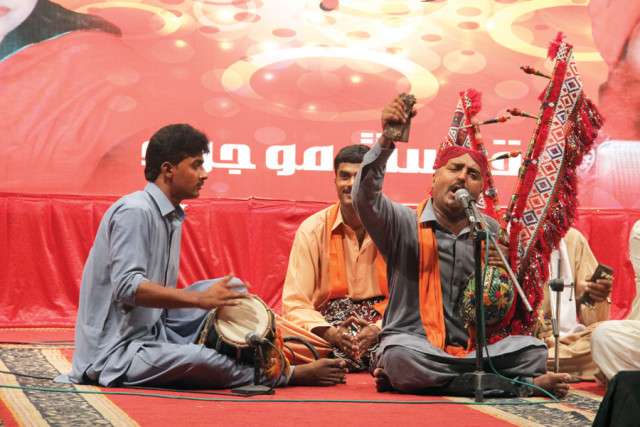 munawar abro singing a sufi kalam on his yaktaro photos ayesha mir express munawar abro singing a sufi kalam on his yaktaro photos ayesha mir express