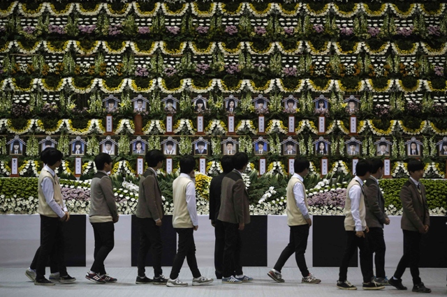 students from danwon high school pay tribute in ansan at a temporary group memorial altar for victims of capsized passenger ship sewol photo reuters