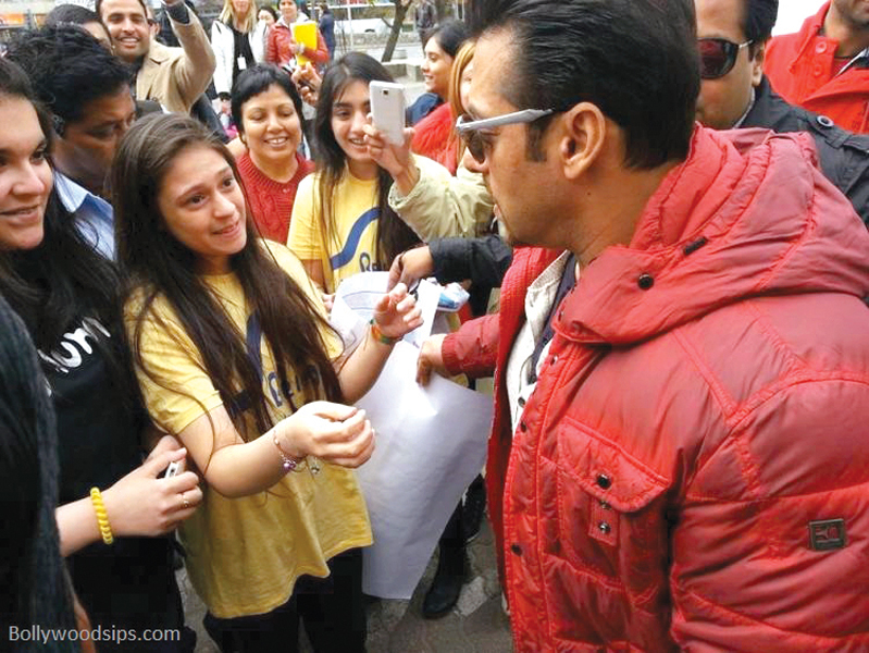 salman khan surrounded by fans as he arrives on the set of kick in the city photo file