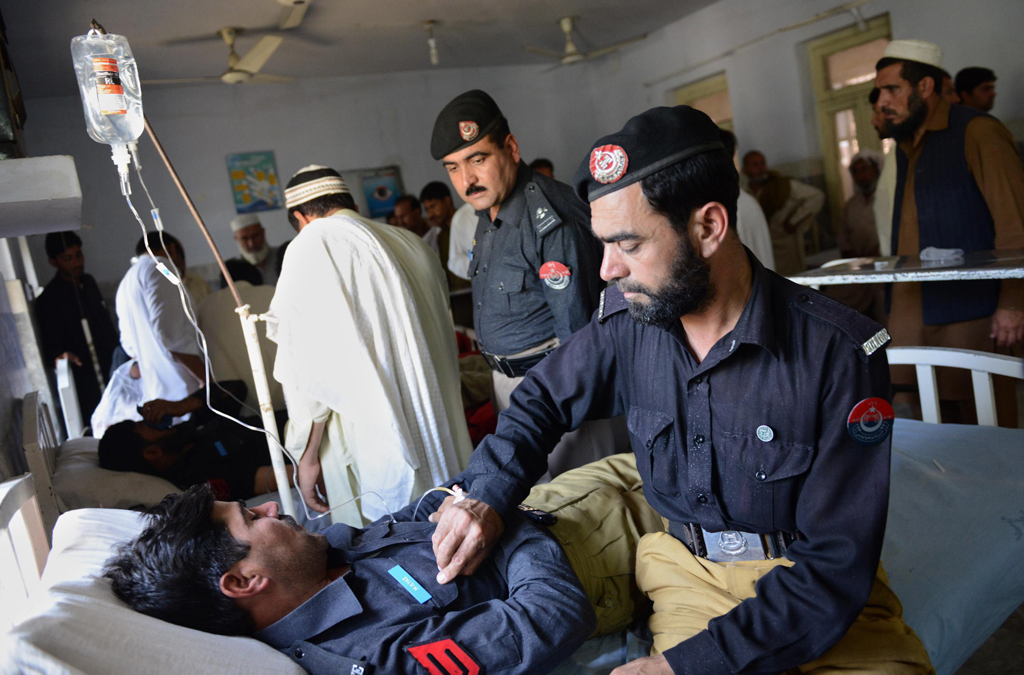 an injured blast victim reacts at a hospital after a bomb attack in charsadda bazaar on april 22 2014 photo afp