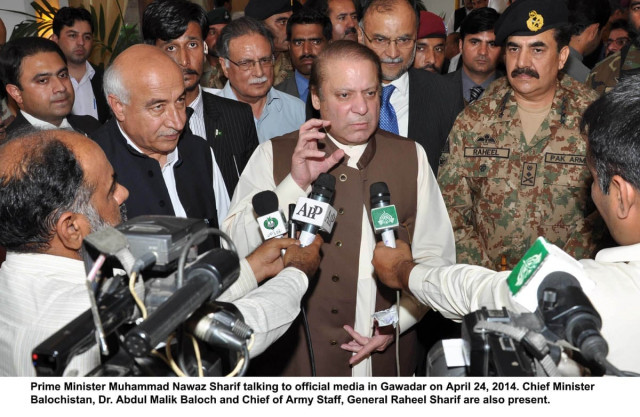 prime minister nawaz sharif c talking to official media in gwadar with balochistan chief minister dr abdul malik blaoch on his left and coas raheel sharif on his right photo pid