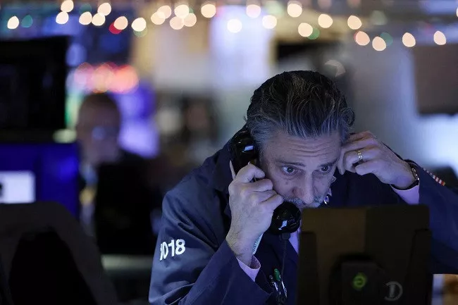 a trader works on the trading floor at the new york stock exchange nyse in manhattan new york city us december 17 2021 photo reuters a trader works on the trading floor at the new york stock exchange nyse in manhattan new york city us december 17 2021 photo reuters