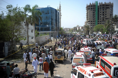 6 killed 28 injured in karachi blast