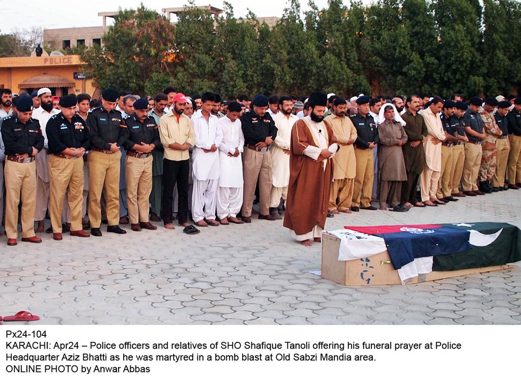 police officers and relatives of sho shafiq tanoli offering his funeral prayers photo online