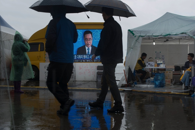 a television screen shows an image of south korea 039 s prime minister chung hong won at jindo harbour where relatives of family members of the 039 sewol 039 ferry are waiting for delvelopments in the search and recovery operations on april 27 2014 photo afp