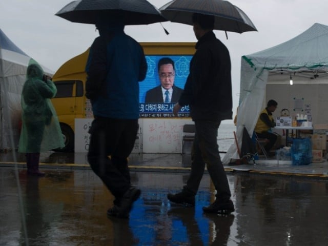 a television screen shows an image of south korea 039 s prime minister chung hong won at jindo harbour where relatives of family members of the 039 sewol 039 ferry are waiting for delvelopments in the search and recovery operations on april 27 2014 photo afp