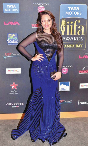 the new fashionista on the block sonakshi sinha was ravishing in a navy blue amit aggarwal gown the new fashionista on the block sonakshi sinha was ravishing in a navy blue amit aggarwal gown