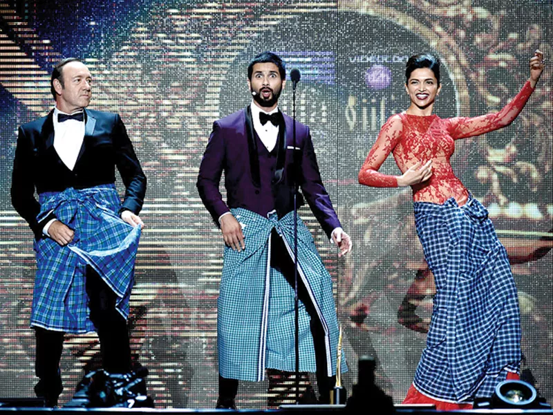 kevin spacey surprised the audience as he donned a lungi on stage and danced to the beats of the popular lungi dance track along with deepika padukone and shahid kapoor kevin spacey surprised the audience as he donned a lungi on stage and danced to the beats of the popular lungi dance track along with deepika padukone and shahid kapoor