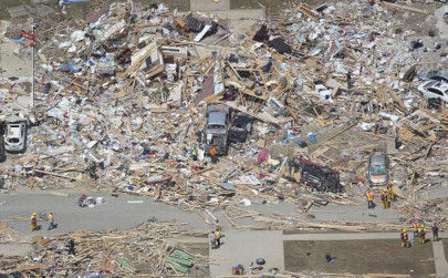 us storms kill 21 tornado roars through mississippi city