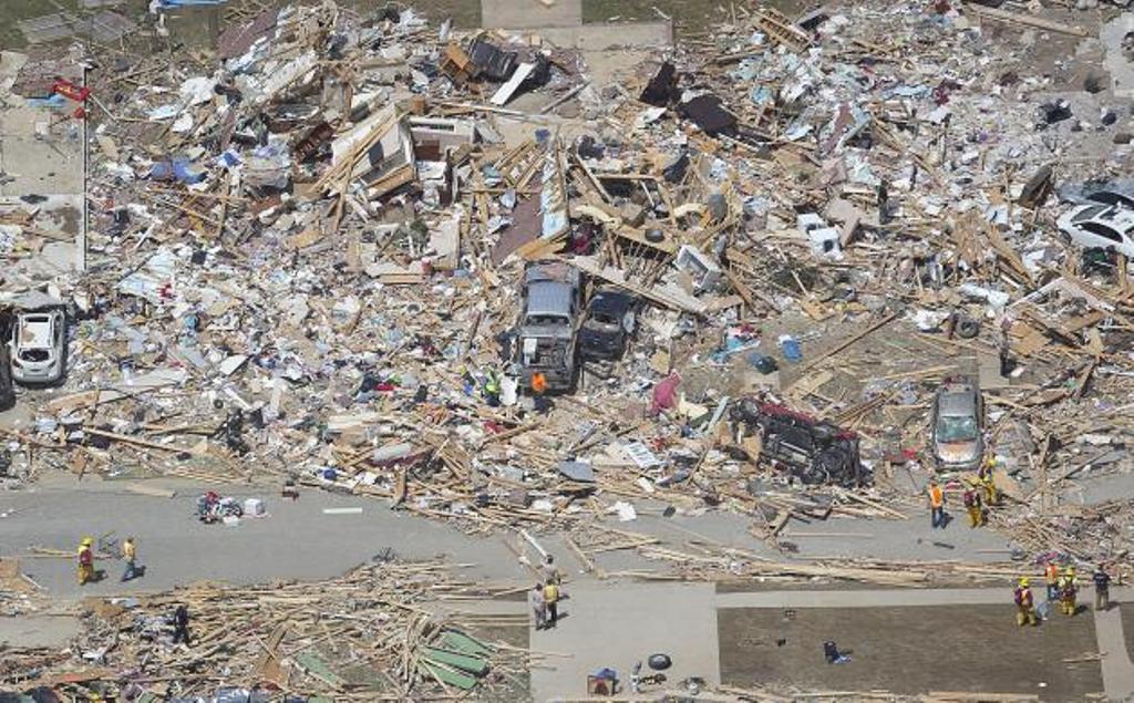 people sift through the rubble of what is left of homes after a tornado hit the town of vilonia april 28 2014 photo reuters