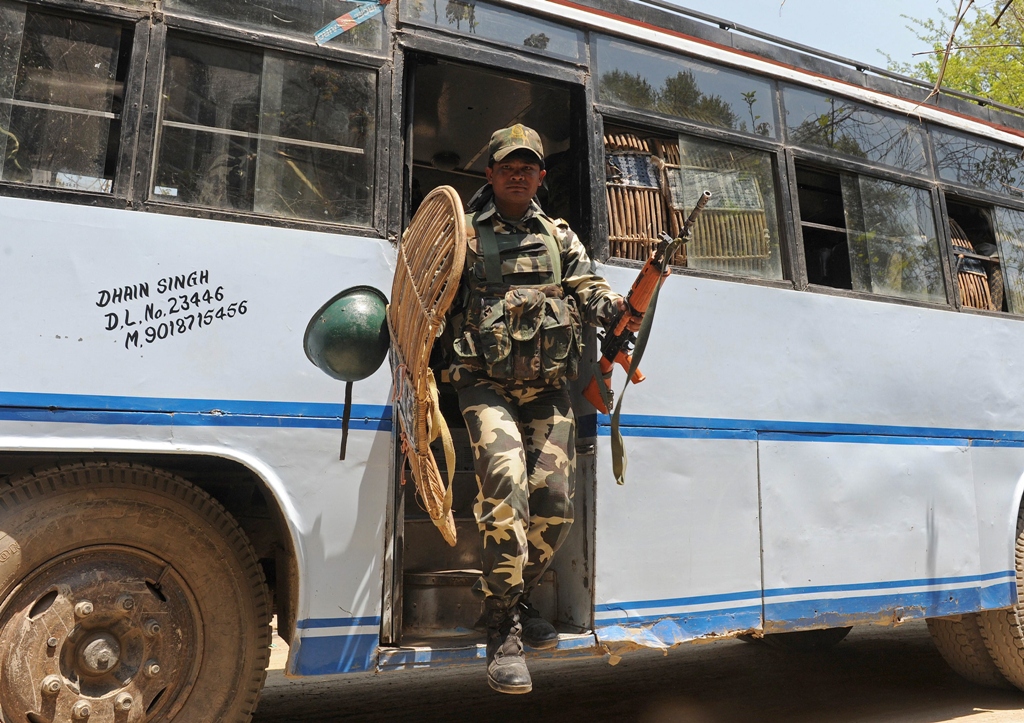 indian paramilitary soldiers arrive at their assigned polling station for election duty on the eve of polls in srinagar on april 29 2014 photo afp