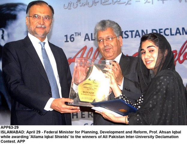 federal minister prof ahsan iqbal awarding shield to one of the winner of all pakistan inter university declamation contest photo app federal minister prof ahsan iqbal awarding shield to one of the winner of all pakistan inter university declamation contest photo app