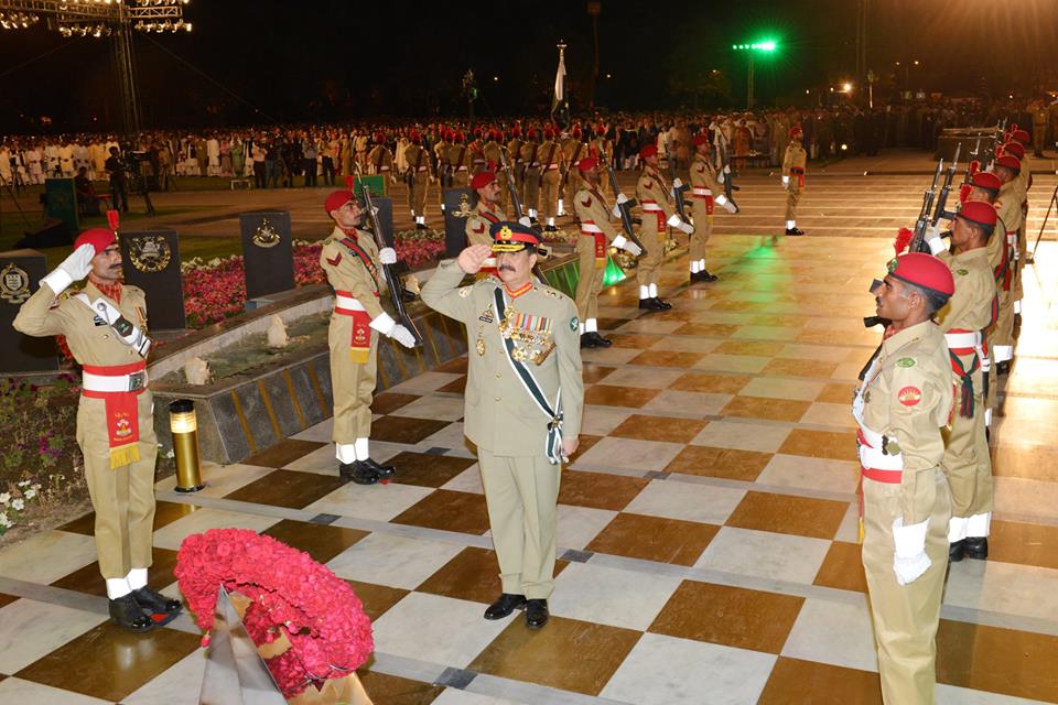 general raheel sharif laying floral wreath at yadgar  e   shuhada on april 30 2013 photo ispr