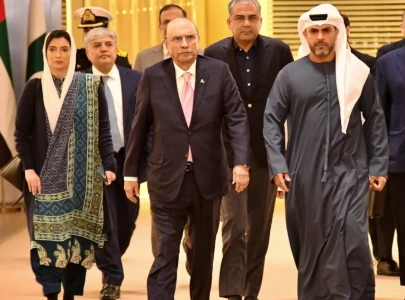 president zardari lands in uae for 4 day official visit