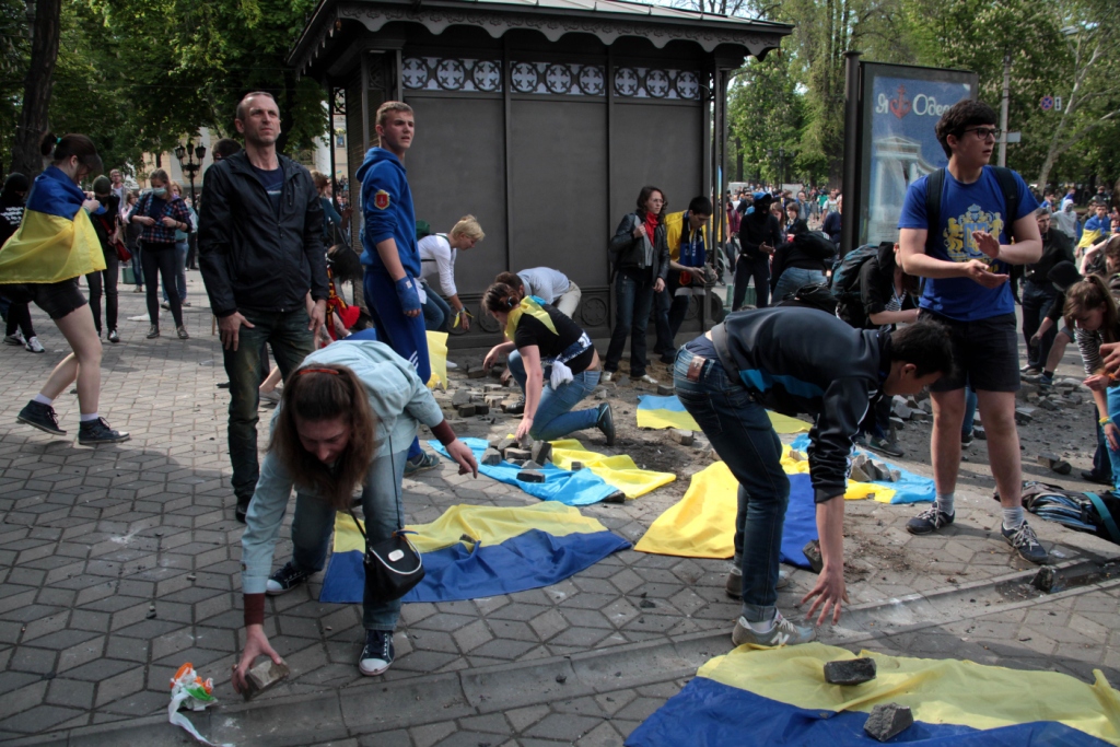 some local media reported that pro russian militants were believed to have been in the building at the time and that petrol bombs were lobbed between the building and a group of pro kiev militants photo afp