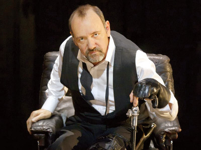 kevin spacey cuts back on hollywood devotes time to stage