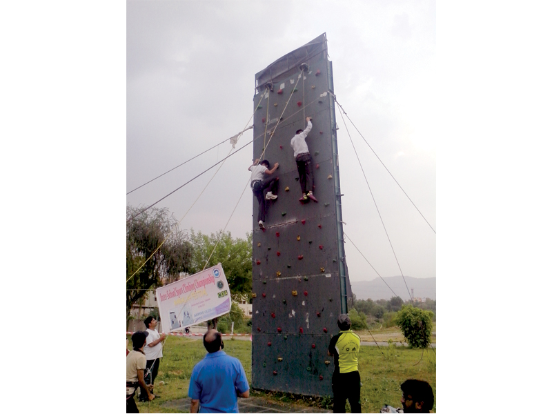 adventure sports children flex muscles to climb wall