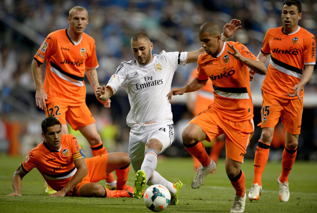 real madrid 039 s french forward karim benzema c vies with valencia 039 s french midfielder sofiane feghouli during the spanish league football match real madrid cf vs valencia cf at the santiago bernabeu stadium in madrid on may 4 2014 photo afp