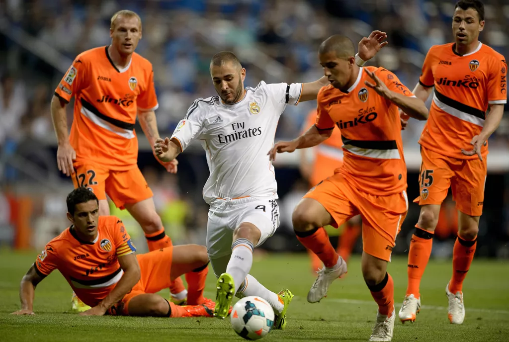 real madrid 039 s french forward karim benzema c vies with valencia 039 s french midfielder sofiane feghouli during the spanish league football match real madrid cf vs valencia cf at the santiago bernabeu stadium in madrid on may 4 2014 photo afp real madrid 039 s french forward karim benzema c vies with valencia 039 s french midfielder sofiane feghouli during the spanish league football match real madrid cf vs valencia cf at the santiago bernabeu stadium in madrid on may 4 2014 photo afp