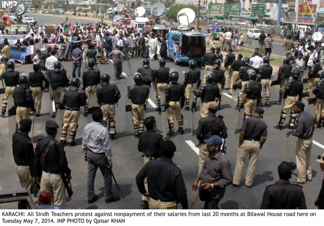 policemen confront around 100 teachers who were protesting near the bilawal house on wednesday photo inp policemen confront around 100 teachers who were protesting near the bilawal house on wednesday photo inp