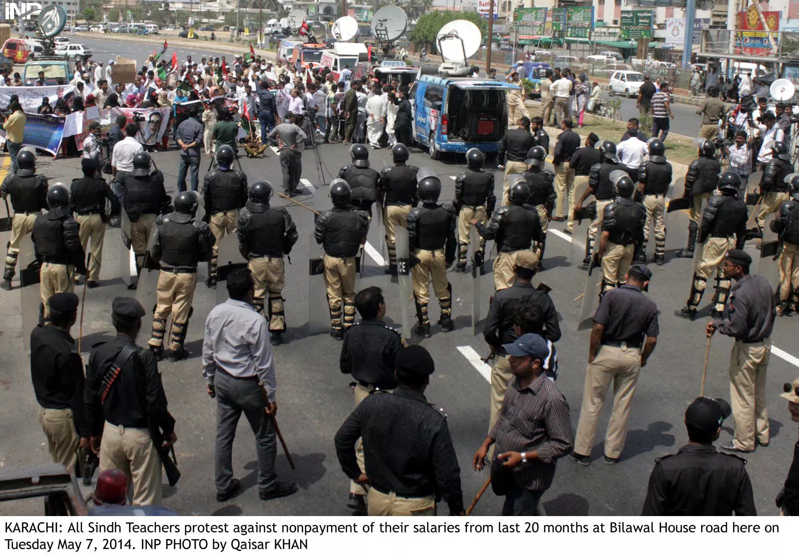 policemen confront around 100 teachers who were protesting near the bilawal house on wednesday photo inp policemen confront around 100 teachers who were protesting near the bilawal house on wednesday photo inp