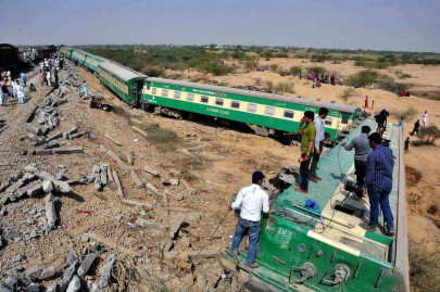 faulty tracks train derails in benazirabad 3 dead