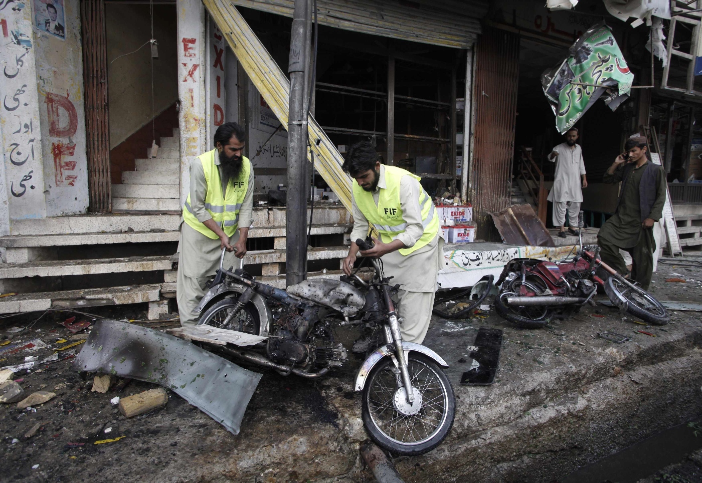 rescue workers remove a motorcycle from the site of a bomb blast in quetta may 8 2014 photo reuters