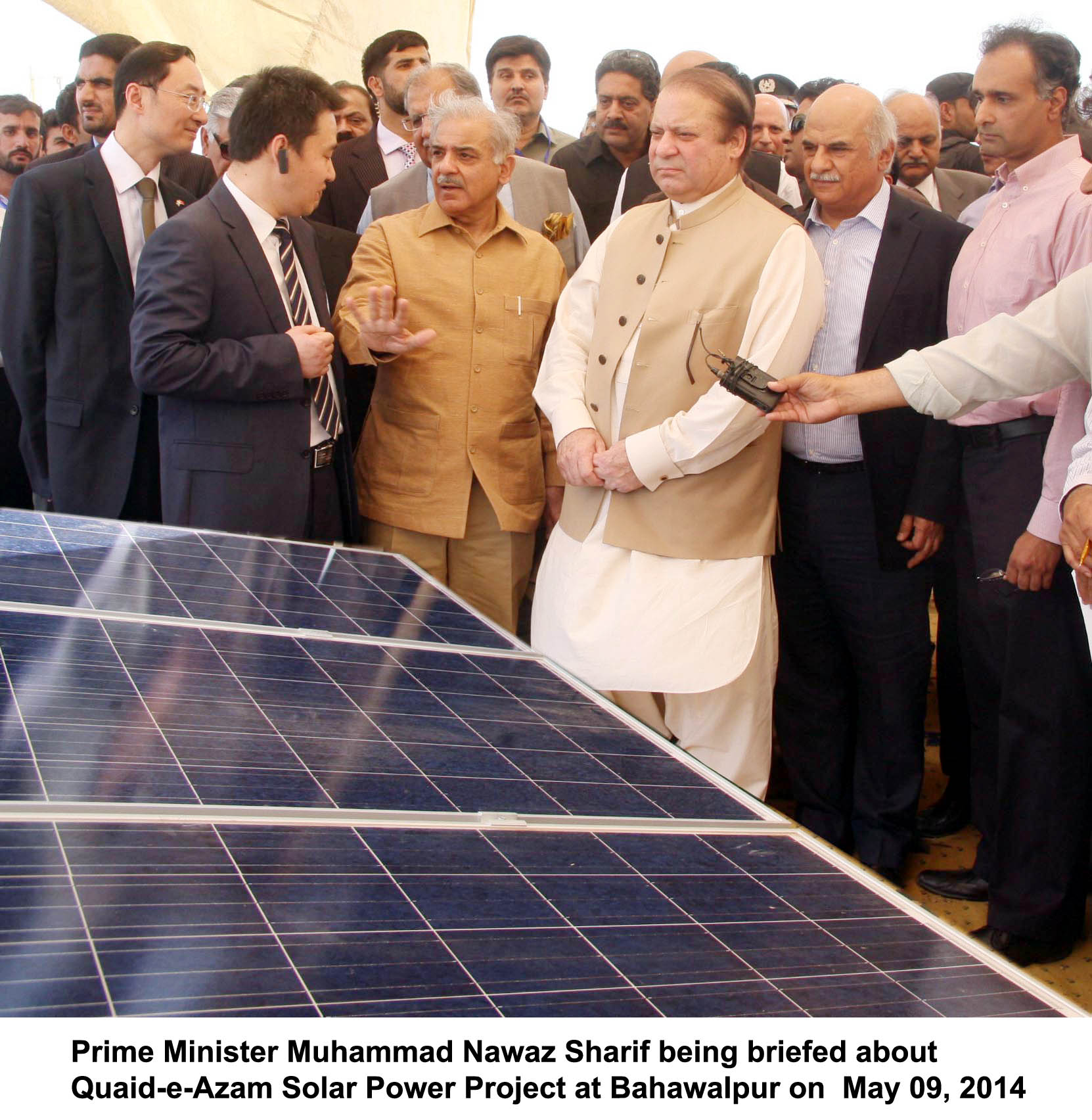 prime minister nawaz sharif being briefed about the solar energy park in bahawalpur photo pid