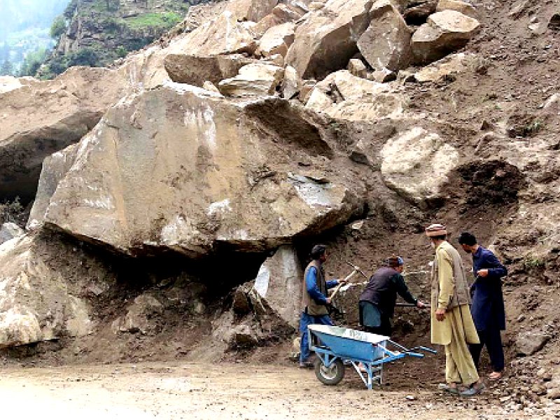 four labourers have been tasked with clearing the road in neelum valley ajk photo nni