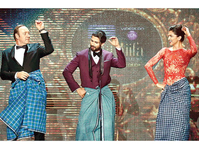 kevin spacey dancing on lungi dance with deepika padukone and shahid kapoor photos file kevin spacey dancing on lungi dance with deepika padukone and shahid kapoor photos file