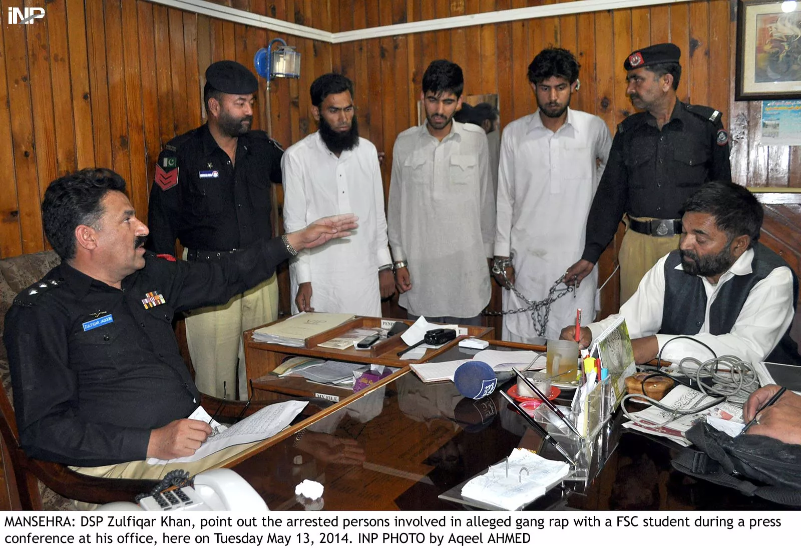 police arrested nauman hammad and amna photo inp police arrested nauman hammad and amna photo inp
