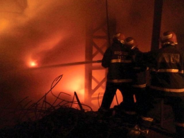 firefighters trying to extinguish a fire that erupted at a sugar mills due to a thunder strike in chiniot on tuesday photo inp firefighters trying to extinguish a fire that erupted at a sugar mills due to a thunder strike in chiniot on tuesday photo inp