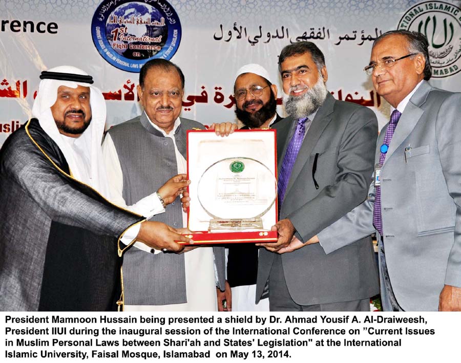 president mamnoon hussain being presented a shield by dr ahmad yousif a al draiweesh president iiui photo pid gov pk