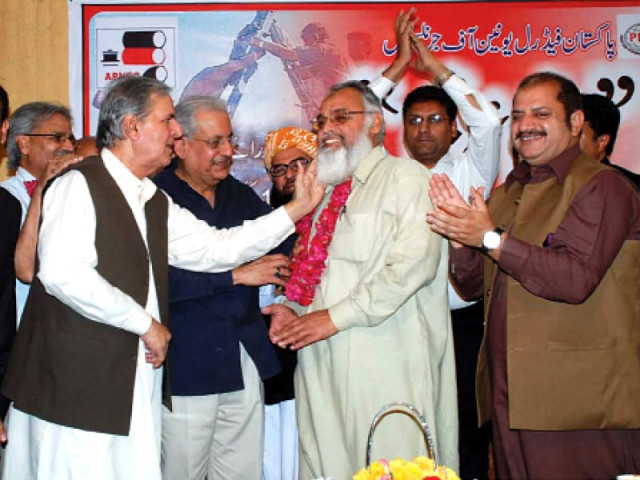 iqbal jafri being honoured by attendees photo express iqbal jafri being honoured by attendees photo express