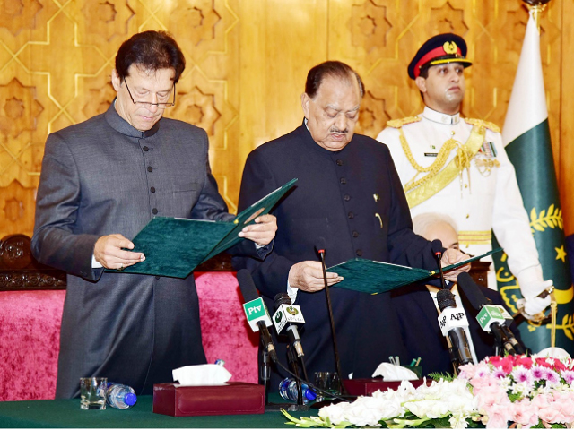 president mamnoon hussain administers the oath of office to newly elected prime minister imran khan at the presidential palace in islamabad photo app