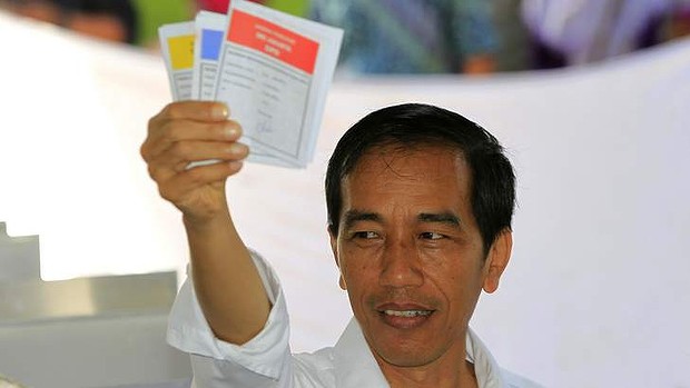 jakarta governor and presidential candidate from the indonesian democratic party struggle pdi p party joko widodo shows his ballot paper during voting in the parliamentary elections in jakarta on wednesday photo reuters