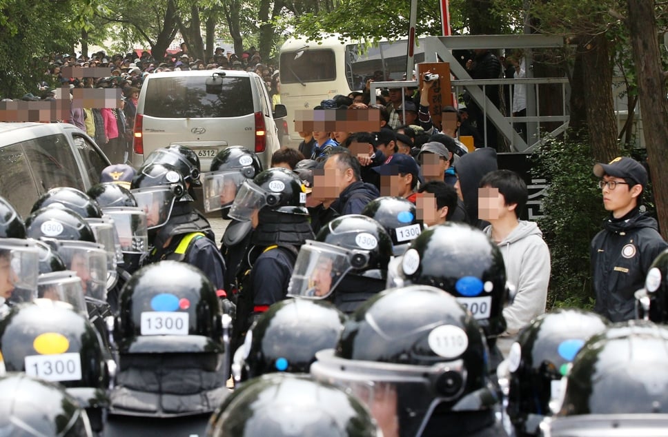 convoy carrying south korean investigators enters the compound of yoo byung eun in anseong some 80 kilometers south of seoul on may 21 2014 photo afp