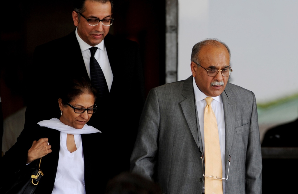 najam sethi r leaves the supreme court with his lawyer asma jehangir l in islamabad on may 21 2014 photo afp