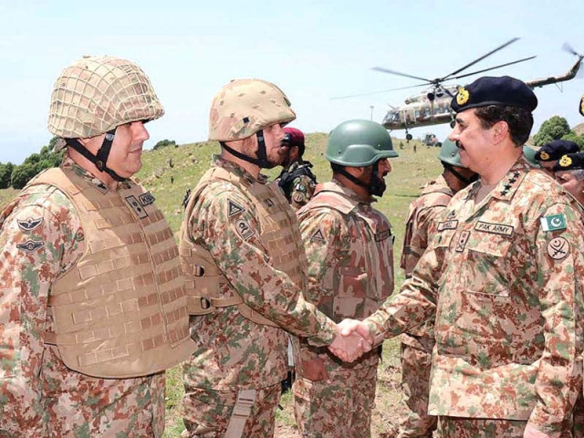 general raheel sharif shakes hands with troops during his visit photo app general raheel sharif shakes hands with troops during his visit photo app