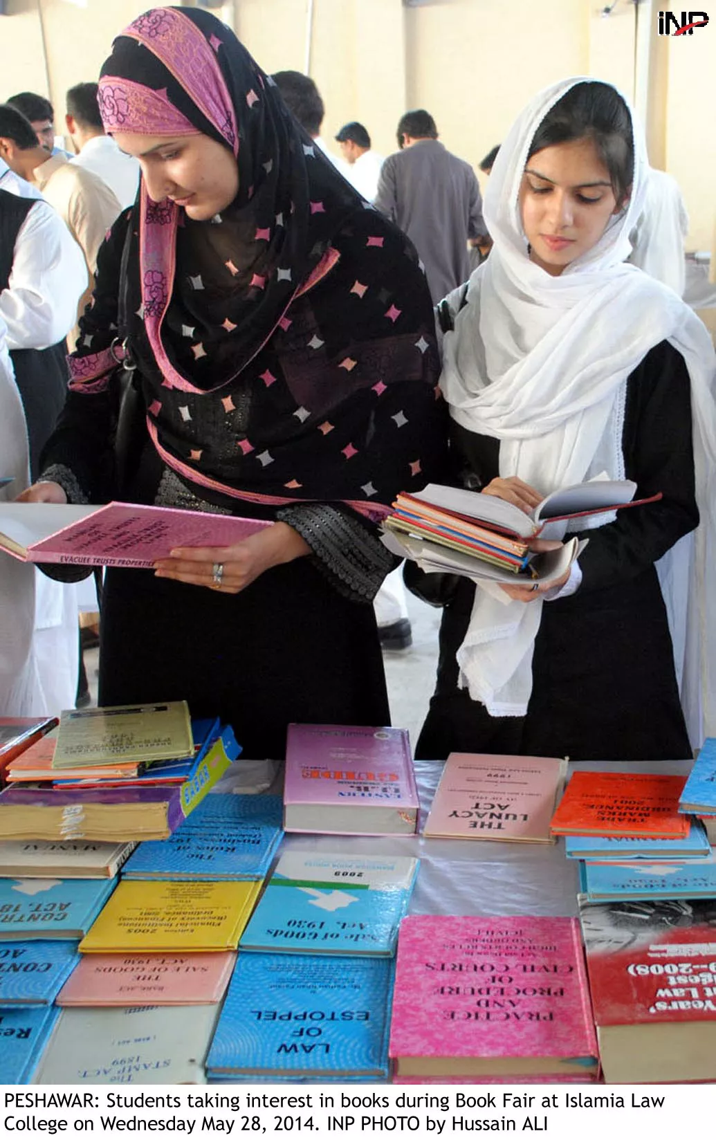 students of islamic college taking interest in the book fair photo inp students of islamic college taking interest in the book fair photo inp