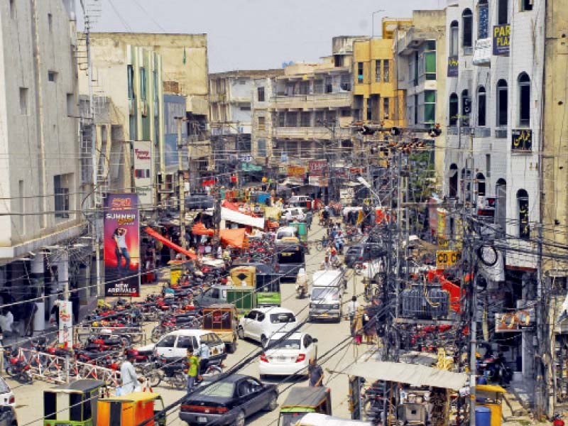 people are shopping in a crowded market of rawalpindi where traders refused to follow lockdown orders issued by the punjab government photo online