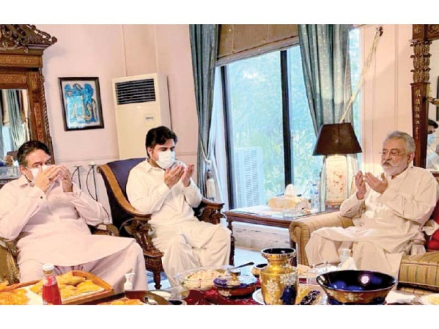 sindh minister for information nasir hussain shah offers fateha for the mother of pir sahib pagara photo express sindh minister for information nasir hussain shah offers fateha for the mother of pir sahib pagara photo express