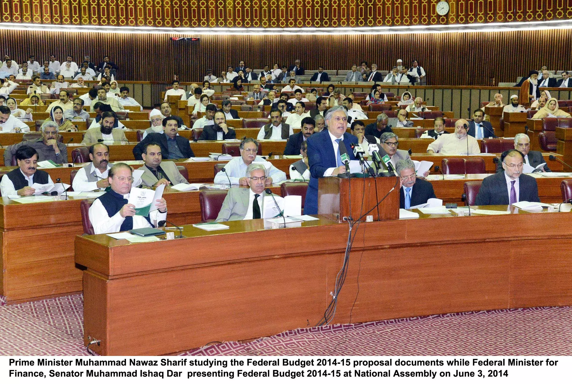 finance minister ishaq dar r delivering the budget speech while prime minister nawaz sharif reading the budget proposal photo pid finance minister ishaq dar r delivering the budget speech while prime minister nawaz sharif reading the budget proposal photo pid