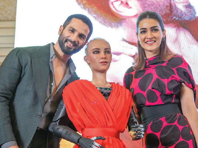 kriti sanon plays a house help robot who shahid kapoor falls in love with in teri baaton mein photo file kriti sanon plays a house help robot who shahid kapoor falls in love with in teri baaton mein photo file