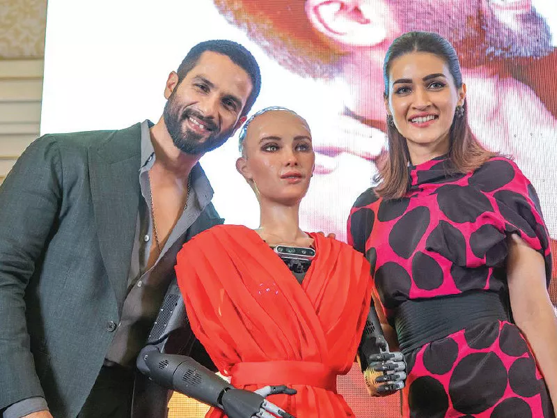 kriti sanon plays a house help robot who shahid kapoor falls in love with in teri baaton mein photo file kriti sanon plays a house help robot who shahid kapoor falls in love with in teri baaton mein photo file