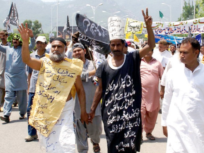 the protesters marching towards the red zone photo inp