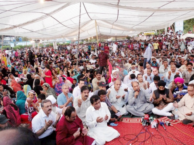 mqm supporters pray for their leader photo ppi
