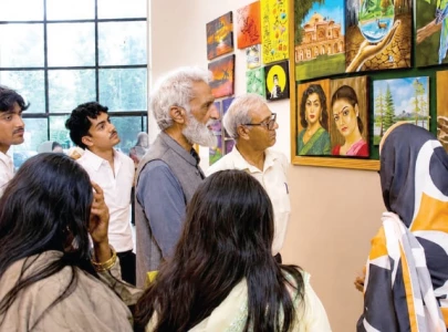 live portrait class draws art enthusiasts