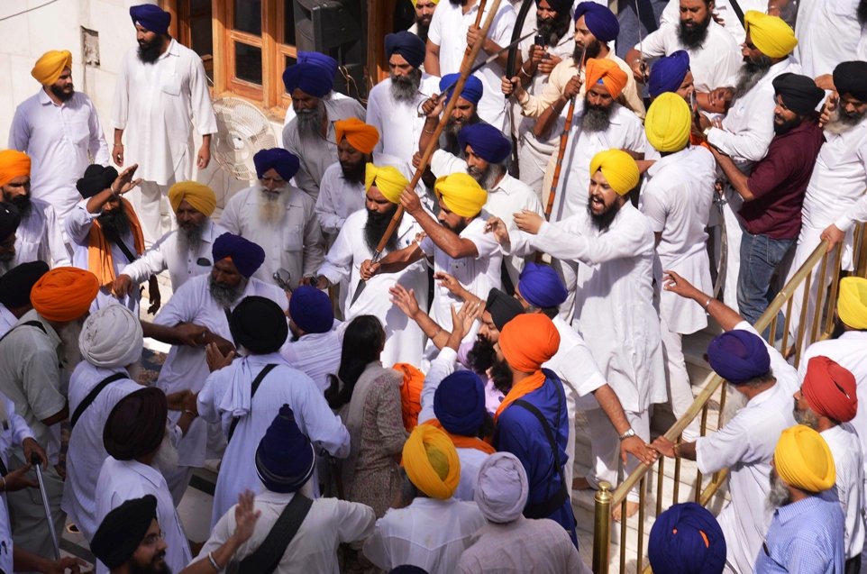sikh activists clash with members of the shiromani gurudwara prabhandak committee sgpc during commemorations for the 30th anniversary of operation blue star at the golden temple in amritsar on june 6 2014 photo afp