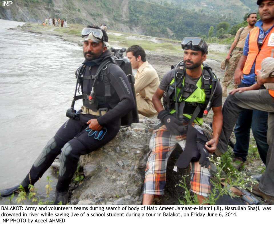 army swimmers searching the body of ji leader and school student who drowned in kunhar river in balakot photo inp